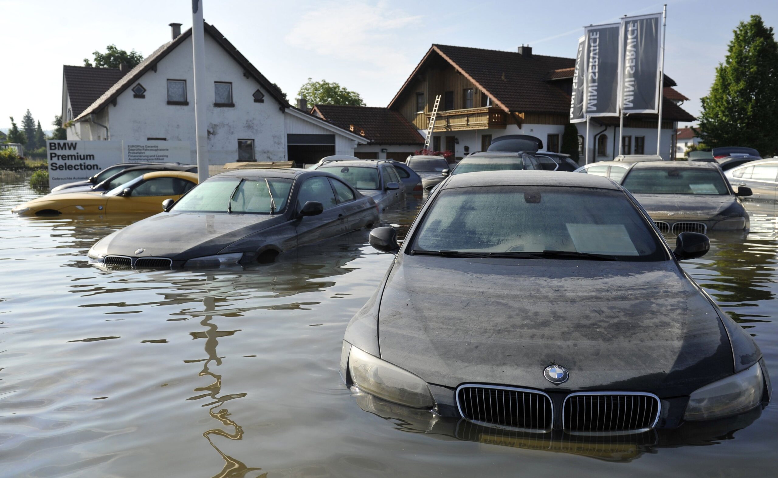 Автомобили после воды. Затопление машины. Утопленные машины. Наводнение машины.